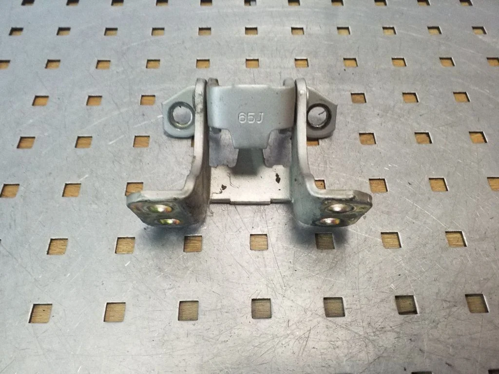 Tailgate/trunk/boot hinge