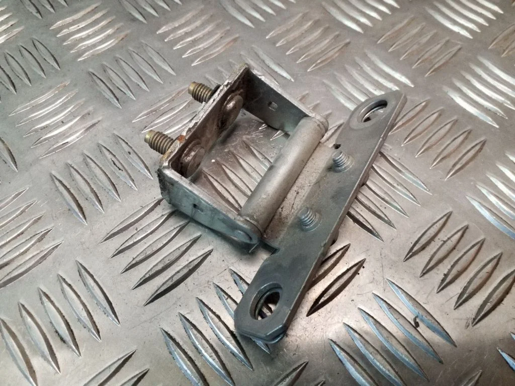 Tailgate/trunk/boot hinge – right