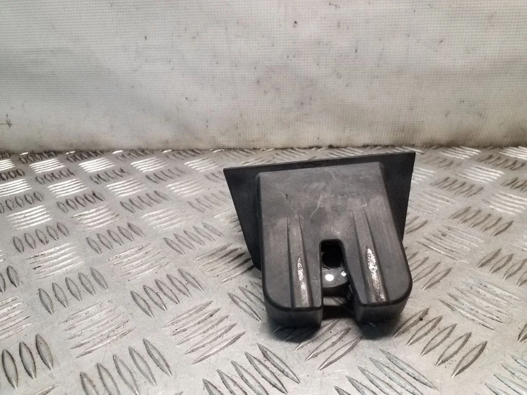 Aizmugurējā vāka slēdzene 8R0827505