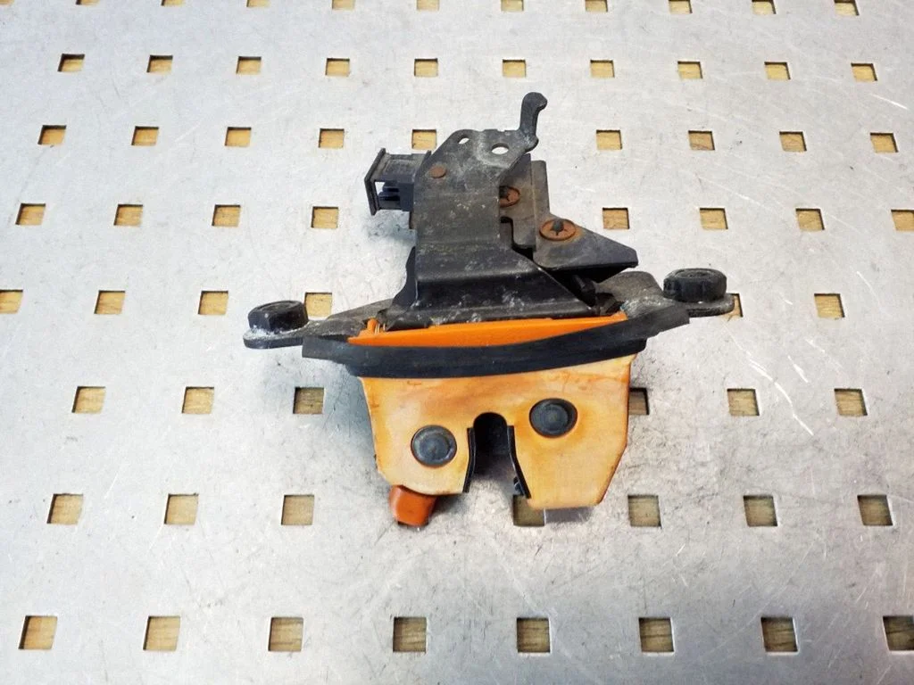 Tailgate/trunk/boot lock/catch/latch 6Y9827501C