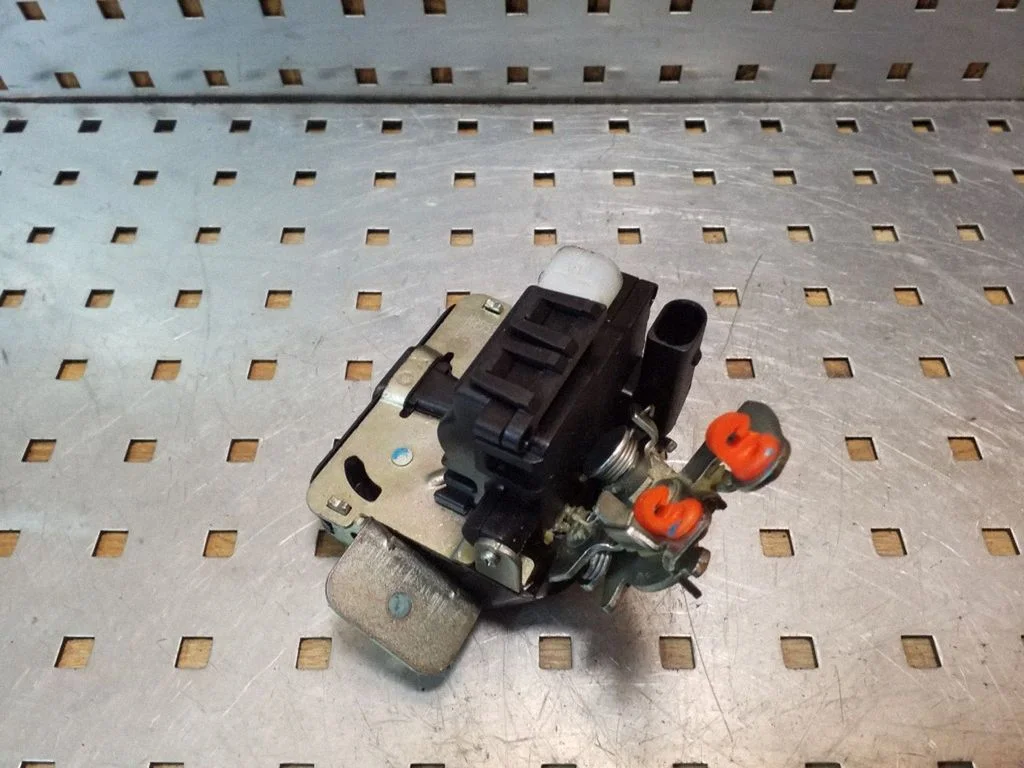 Zamek klapy bagażnika MR959190