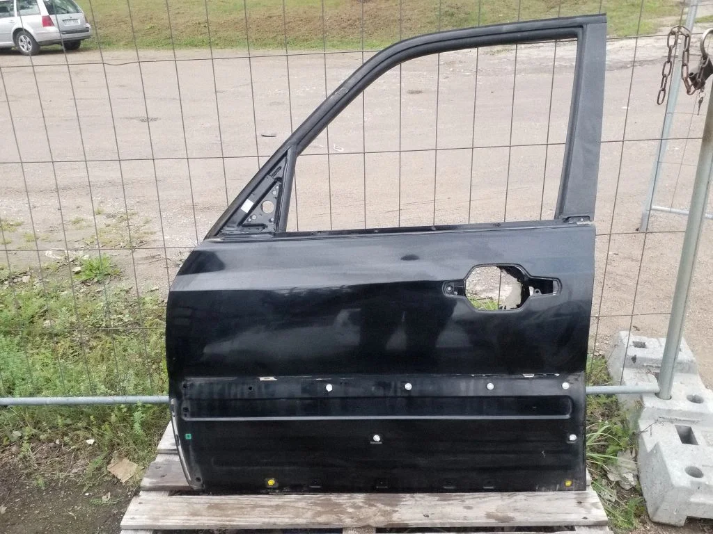 Priekšējās durvis – kreisā