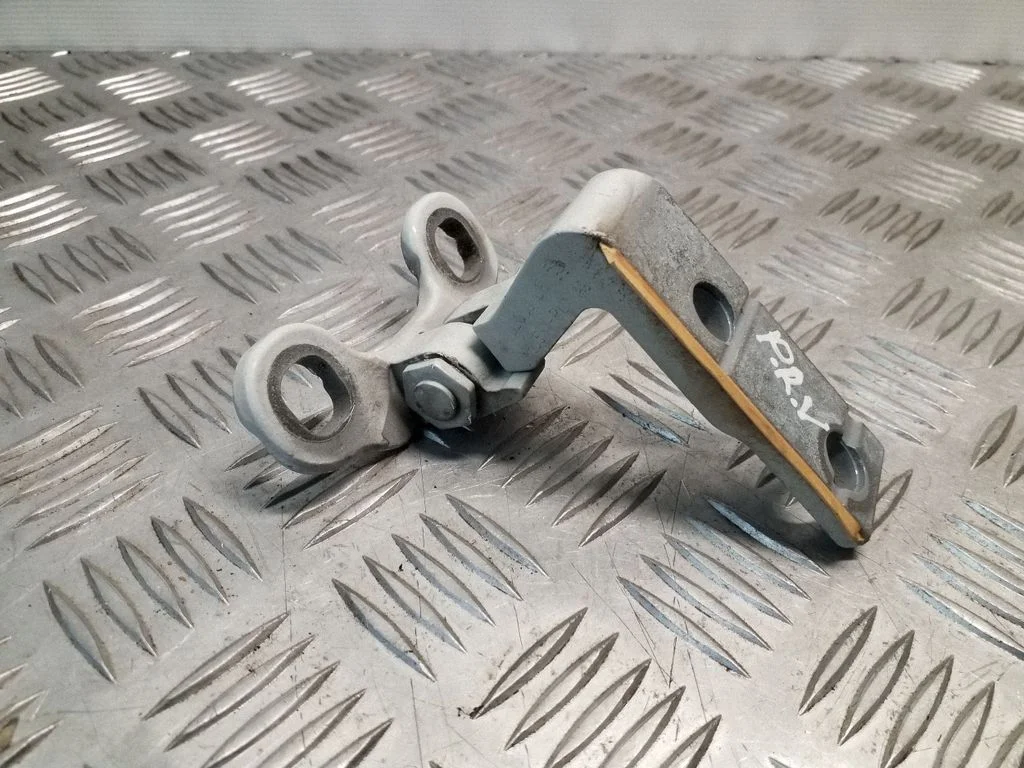 Priekšējā augšējā eņģe – labā