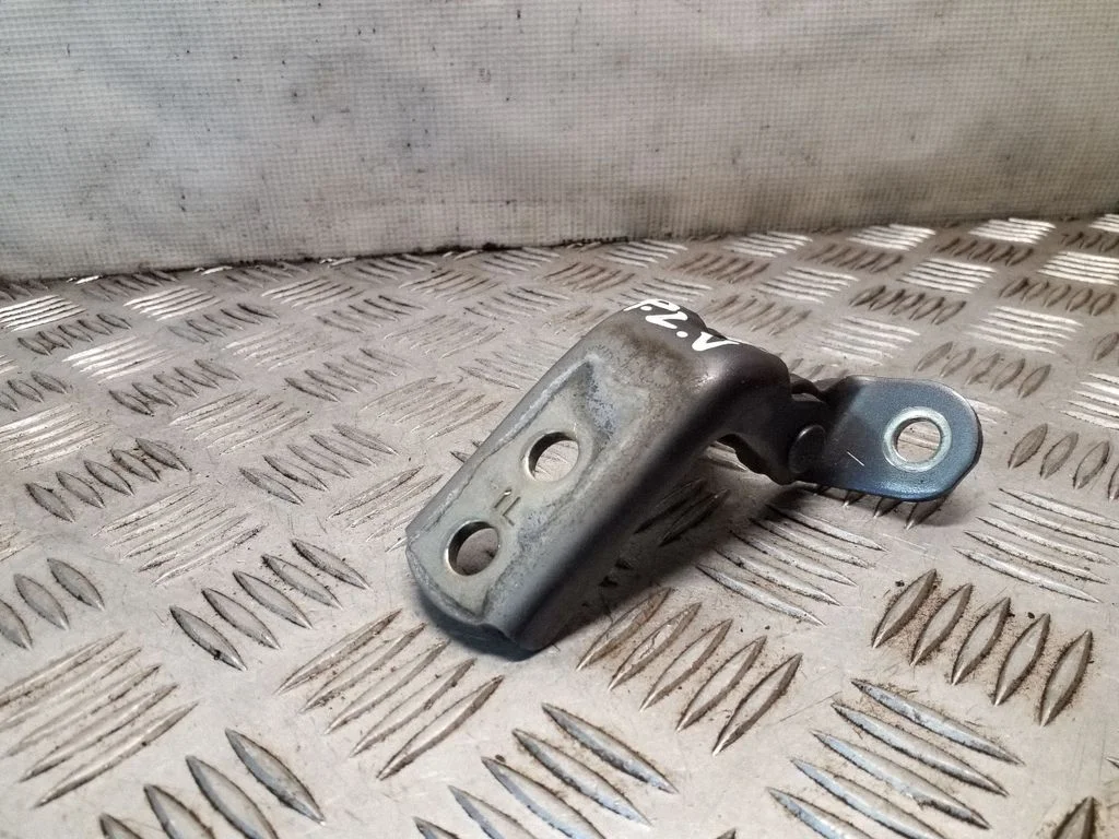 Priekšējā augšējā eņģe – kreisā