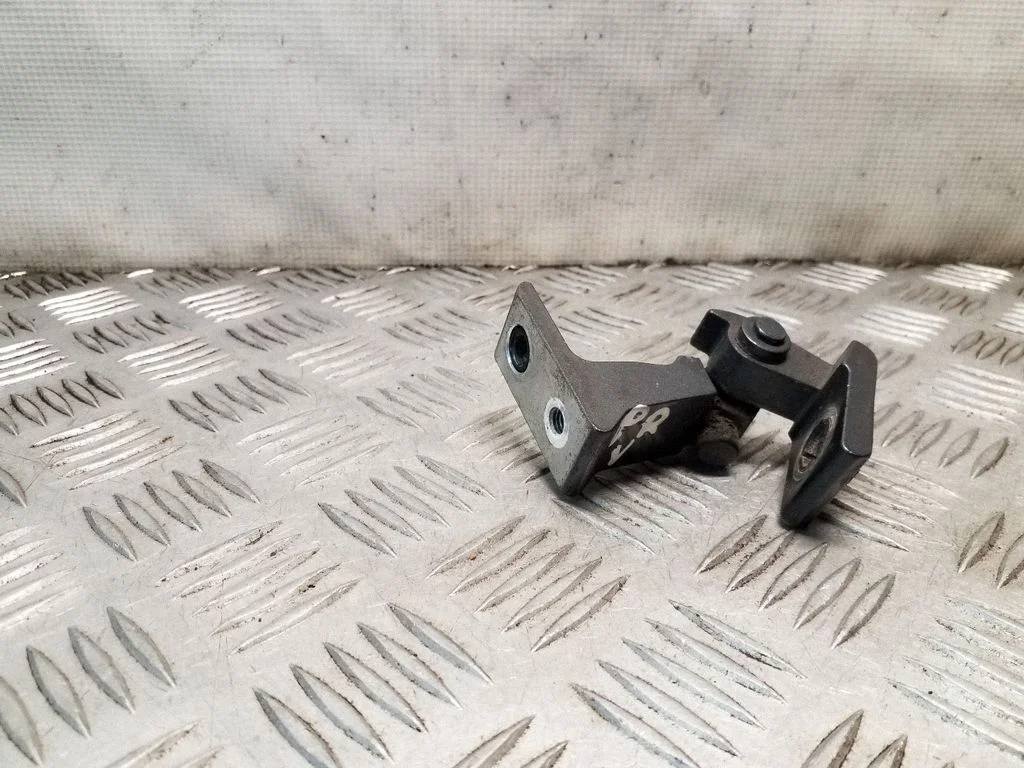 Priekšējā augšējā eņģe 8K0831402E