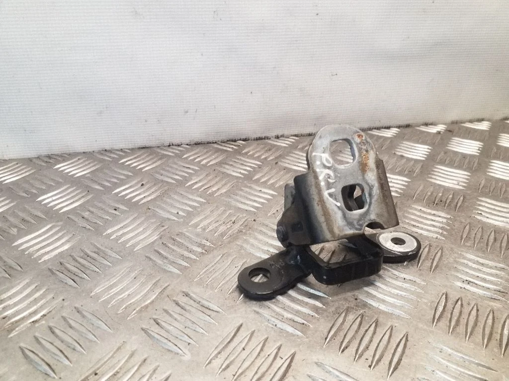 Front door upper hinge 85574F