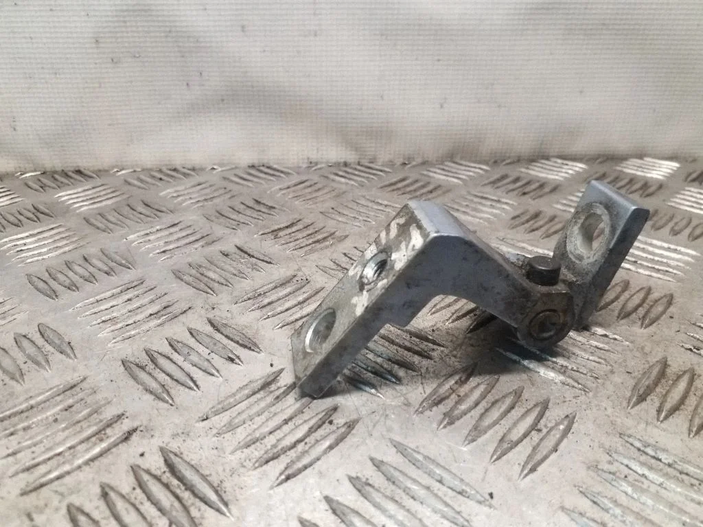 Priekšējā augšējā eņģe – labā