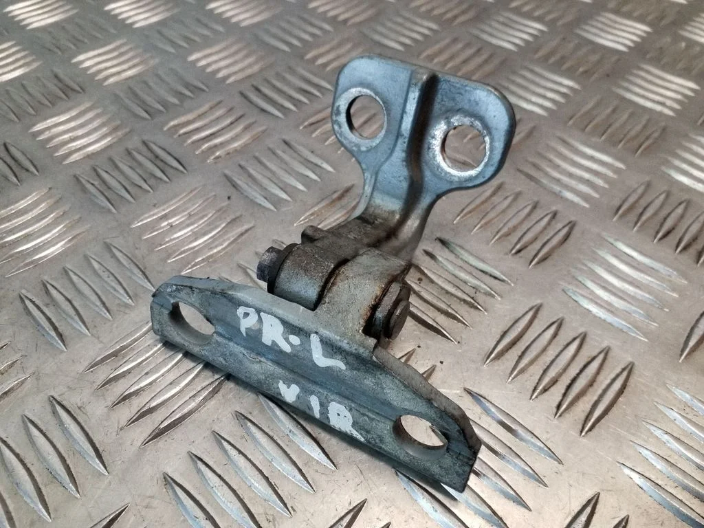 Esiukse ülemine hing 8X23F228A67AC