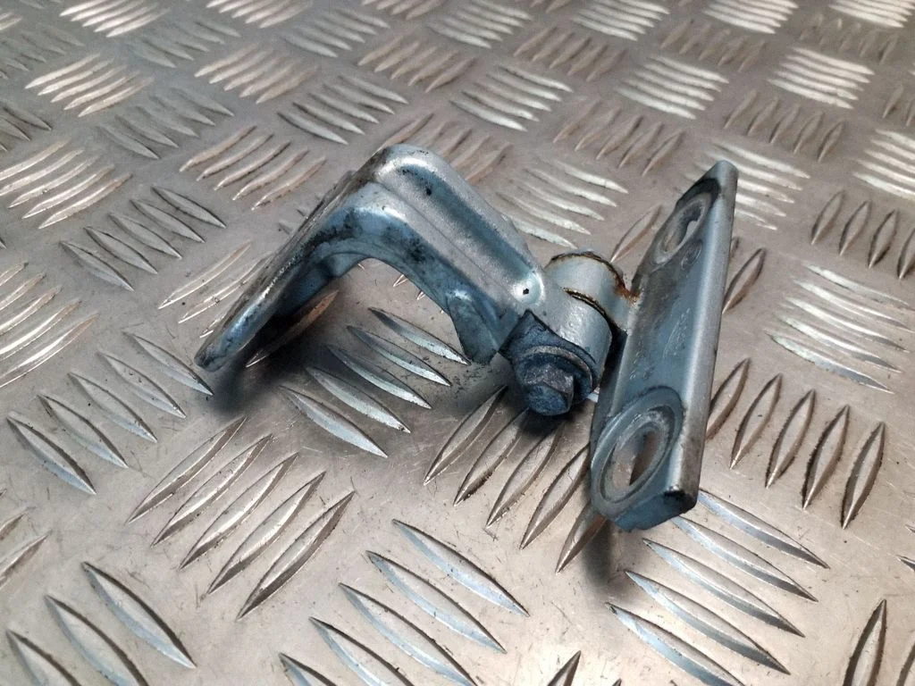 Esiukse ülemine hing 8X23F228A66AC