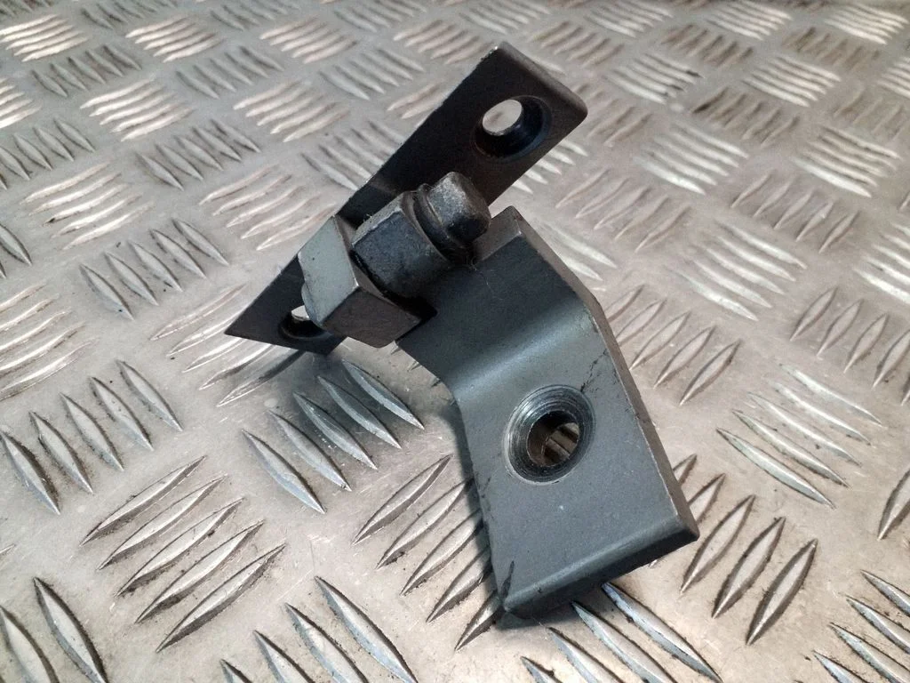 Front door upper hinge – BMW 5 Series E60 E61 (2004-2010)