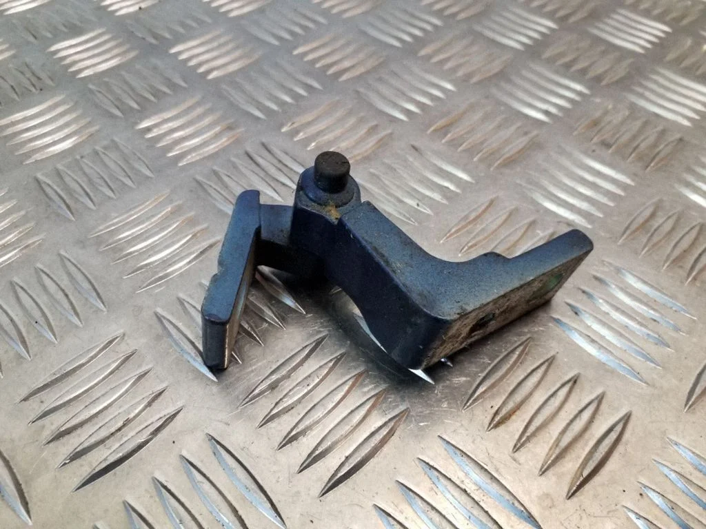 Front door upper hinge – right