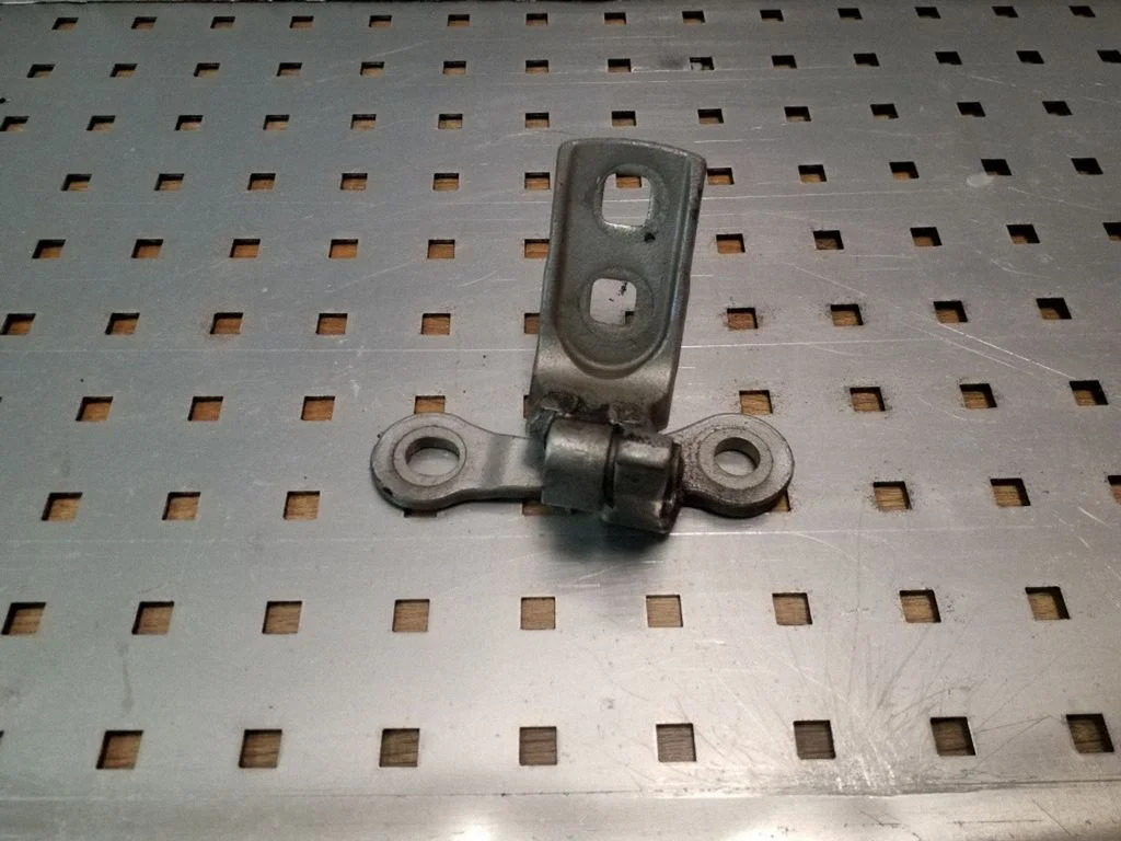 Priekšējā augšējā eņģe – kreisā