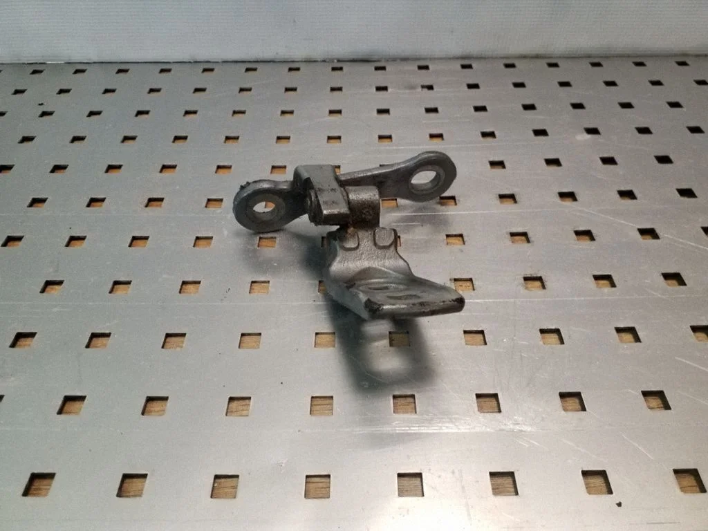 Priekšējā augšējā eņģe – kreisā