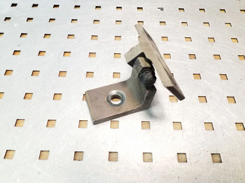 Priekšējā augšējā eņģe – priekšējā kreisā