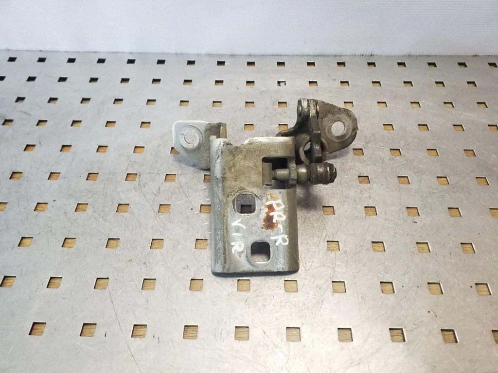 Front door upper hinge – front right