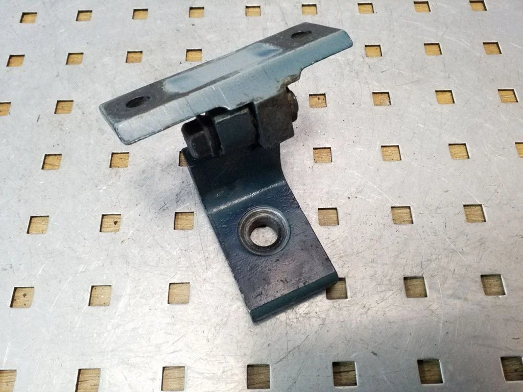 Zawias górny drzwi przednich – BMW Seria 5 E60 E61 (2004-2010)
