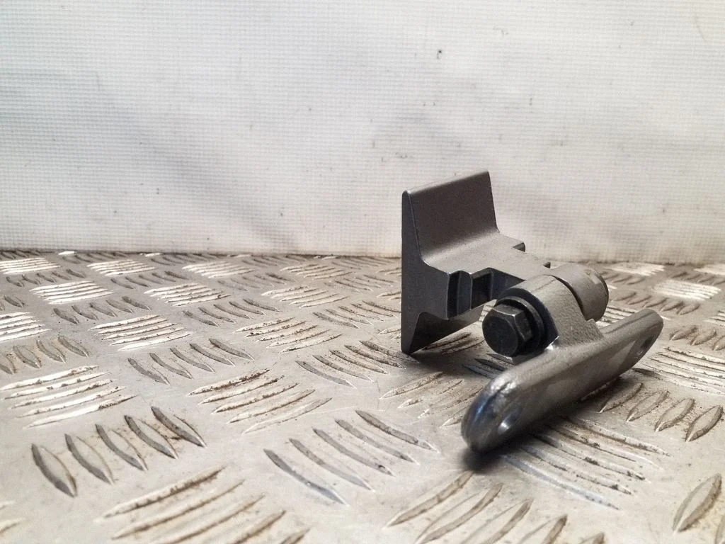Zawias dolny drzwi przednich – BMW Seria 5 F10 F11 (2009-2016)