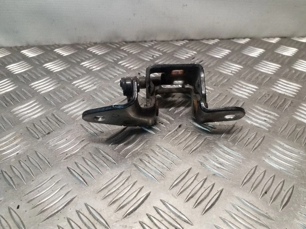 Front door lower hinge 85574F