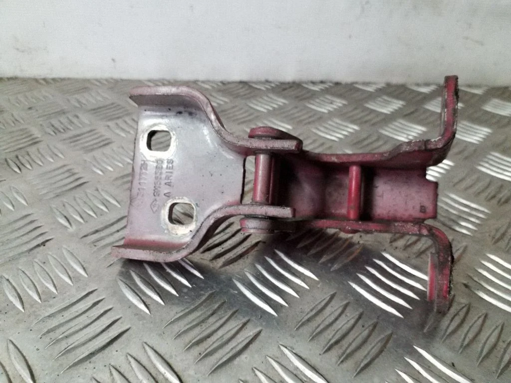 Front door lower hinge – left
