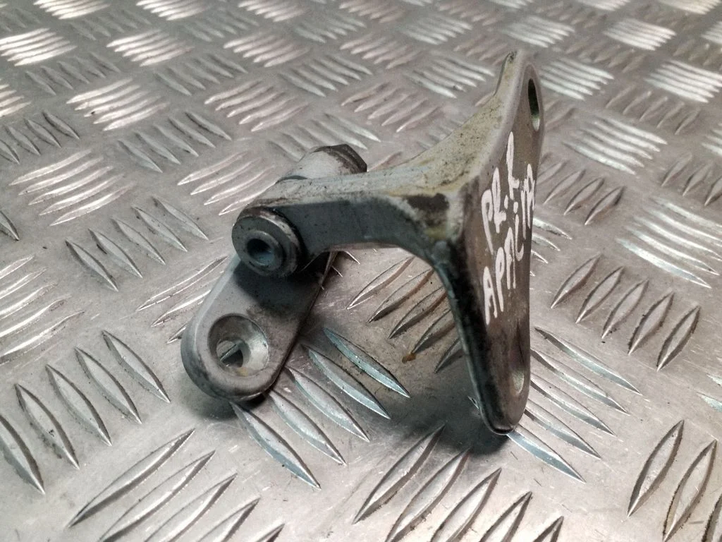 Front door lower hinge – right