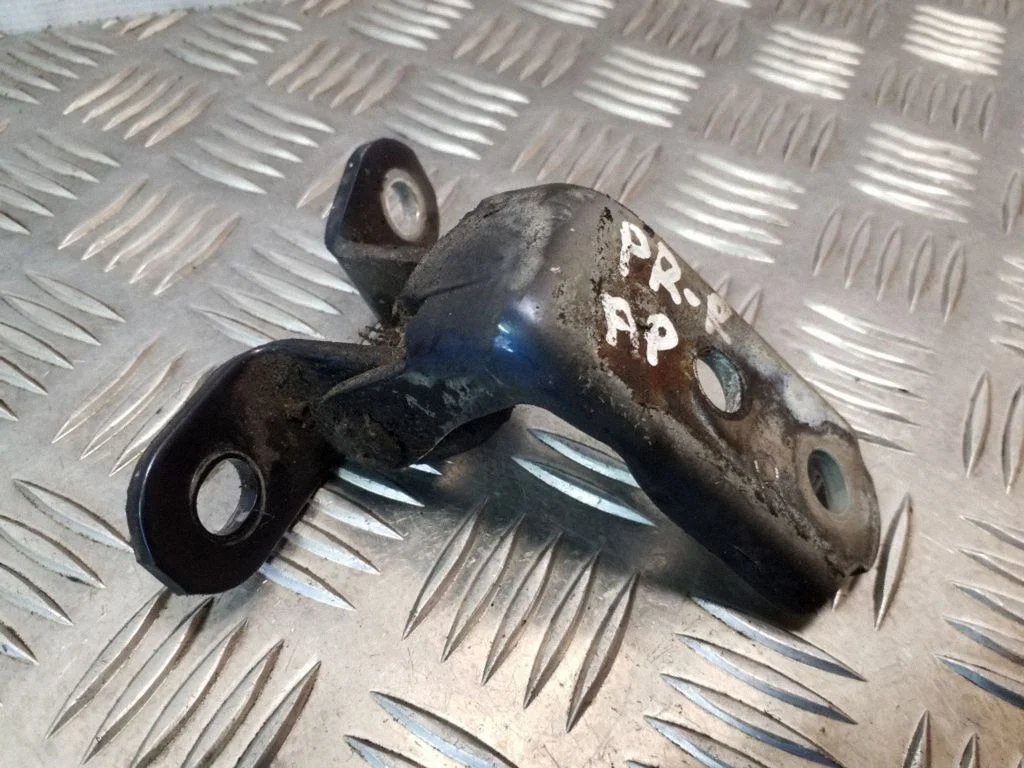 Priekšējā apakšējā eņģe – labā