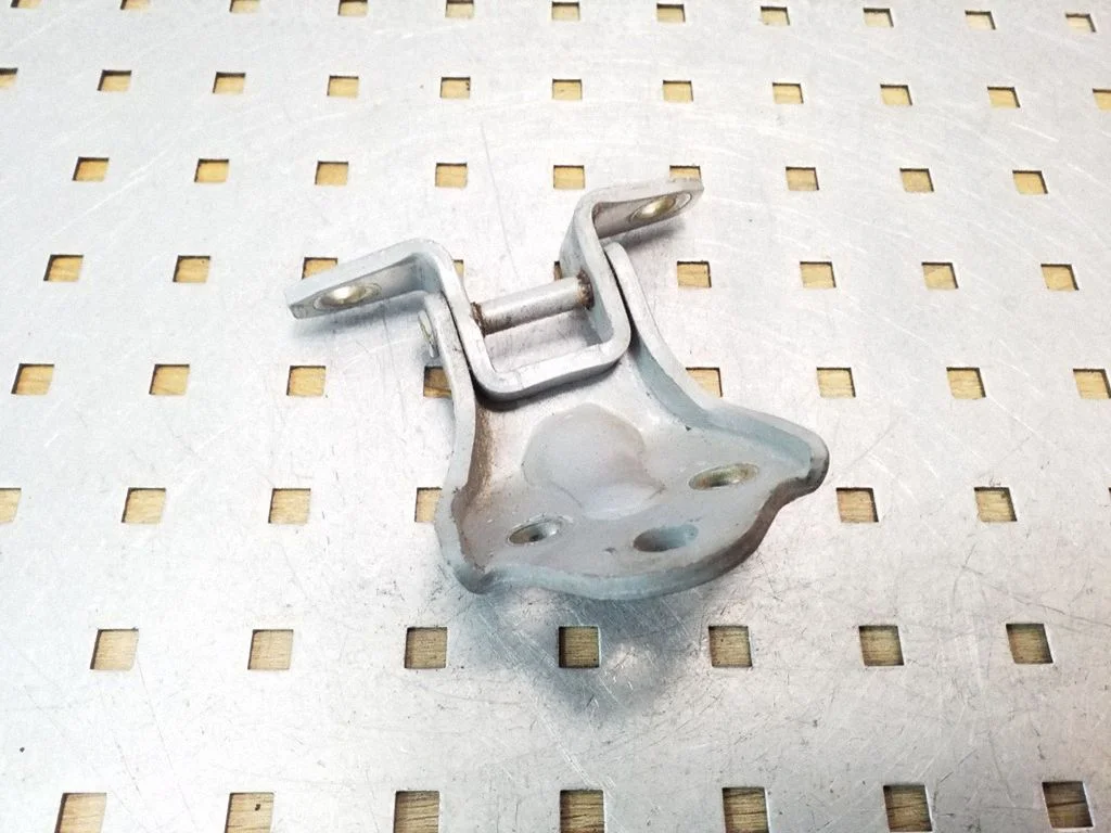 Front door lower hinge – front right