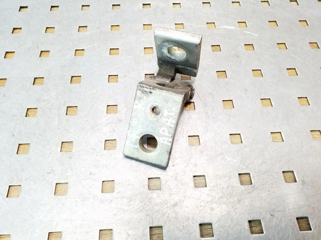 Front door lower hinge – front right