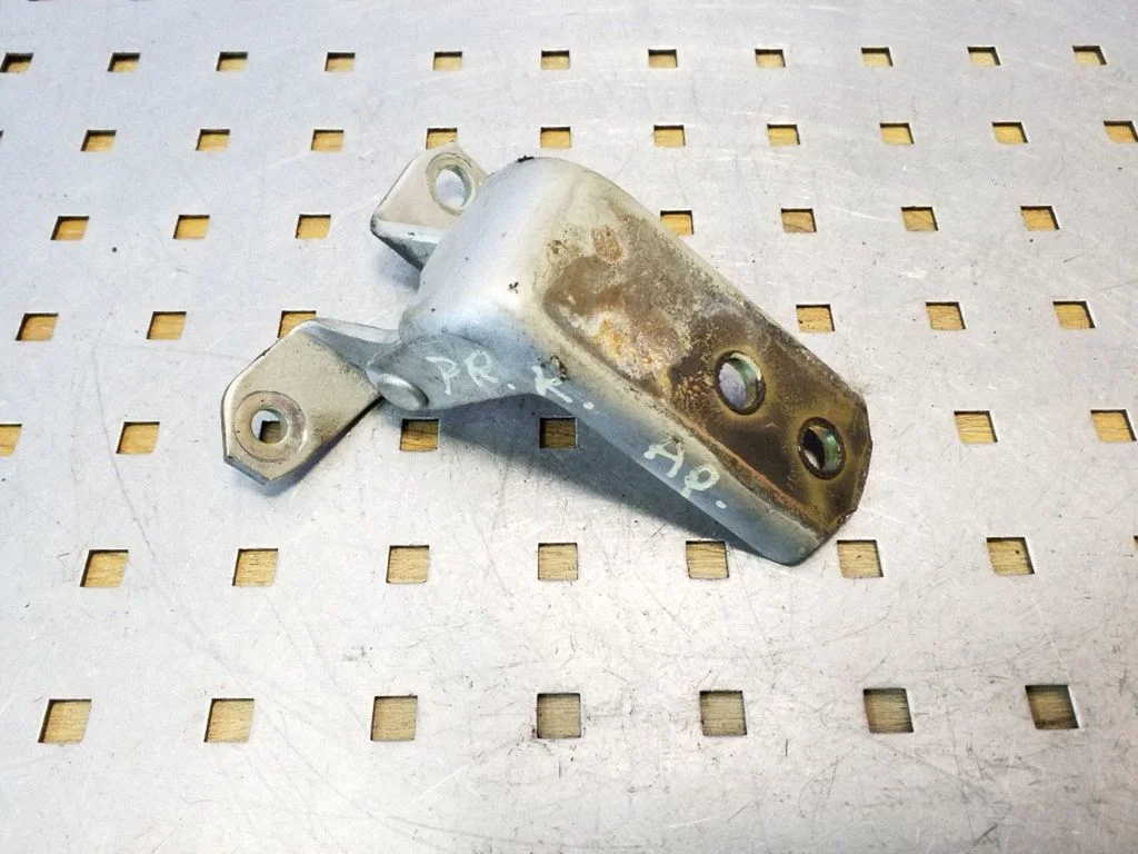 Front door lower hinge – right