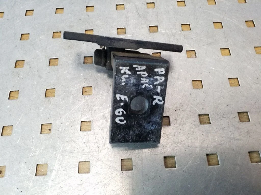 Front door lower hinge – BMW 5 Series E60 E61 (2004-2010)