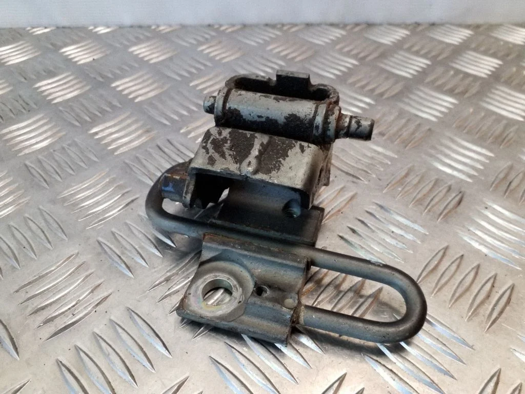 Front door lower hinge – right