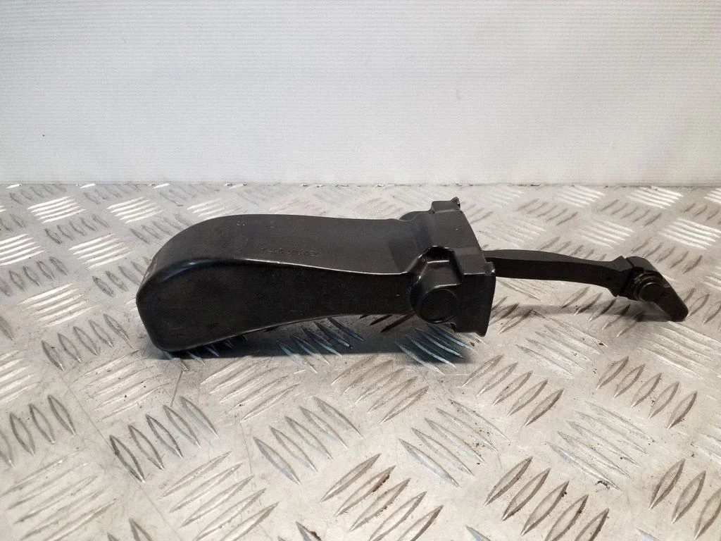 Front door check strap stopper – Skoda Octavia Mk3 (5E) (2013-2019)