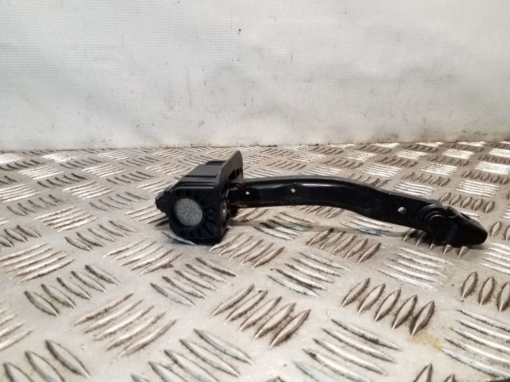 Esiukse avamispiiraja – BMW 5-seeria F10 F11 (2009-2016)