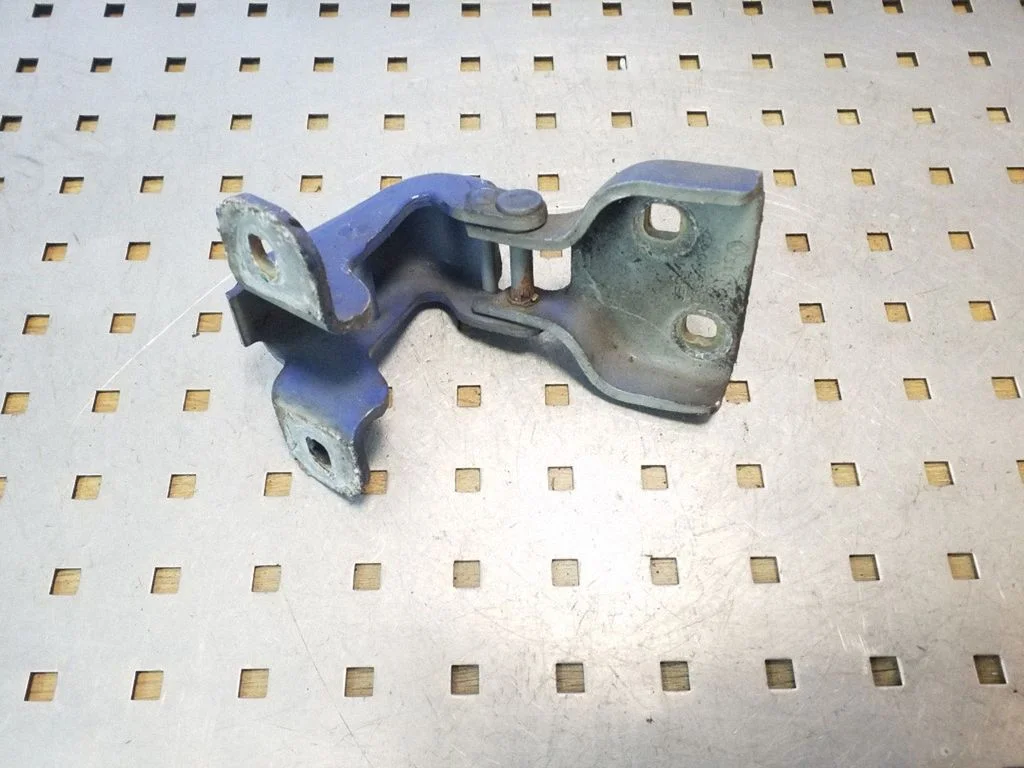 Front door lower hinge 311772G