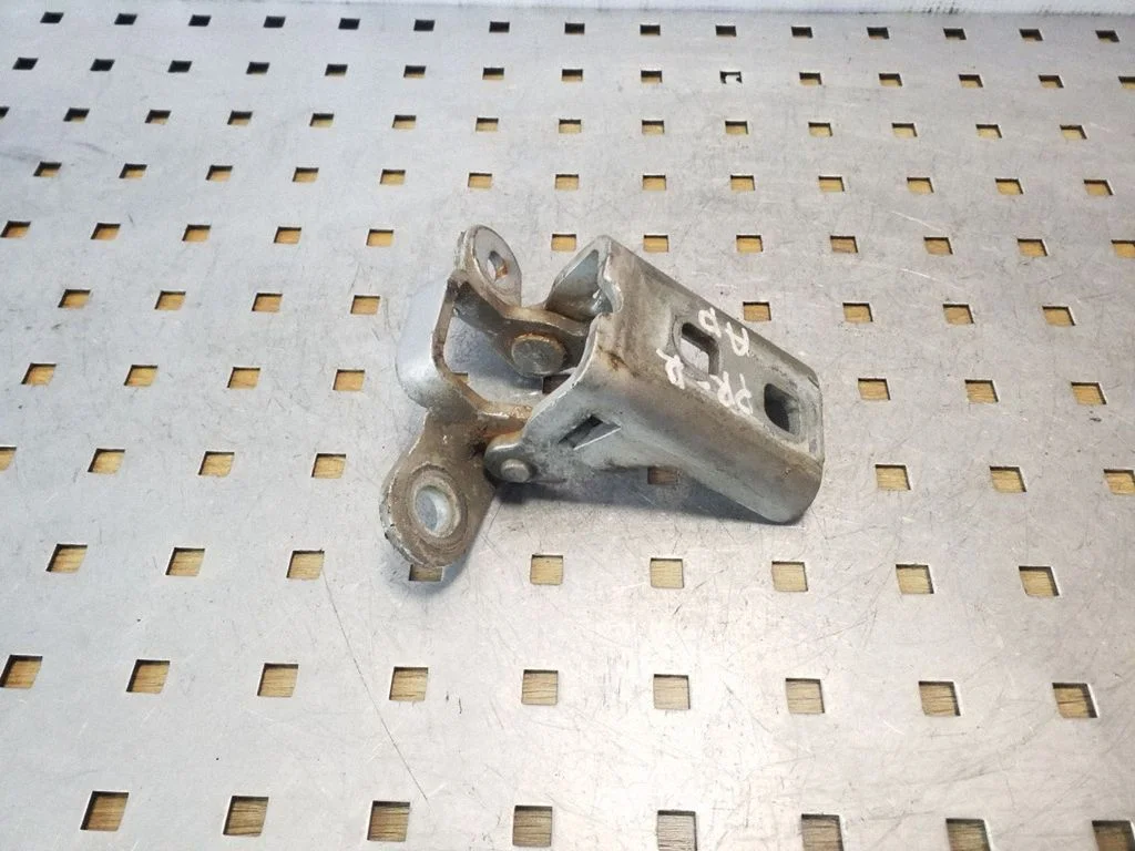 Front door lower hinge – front right