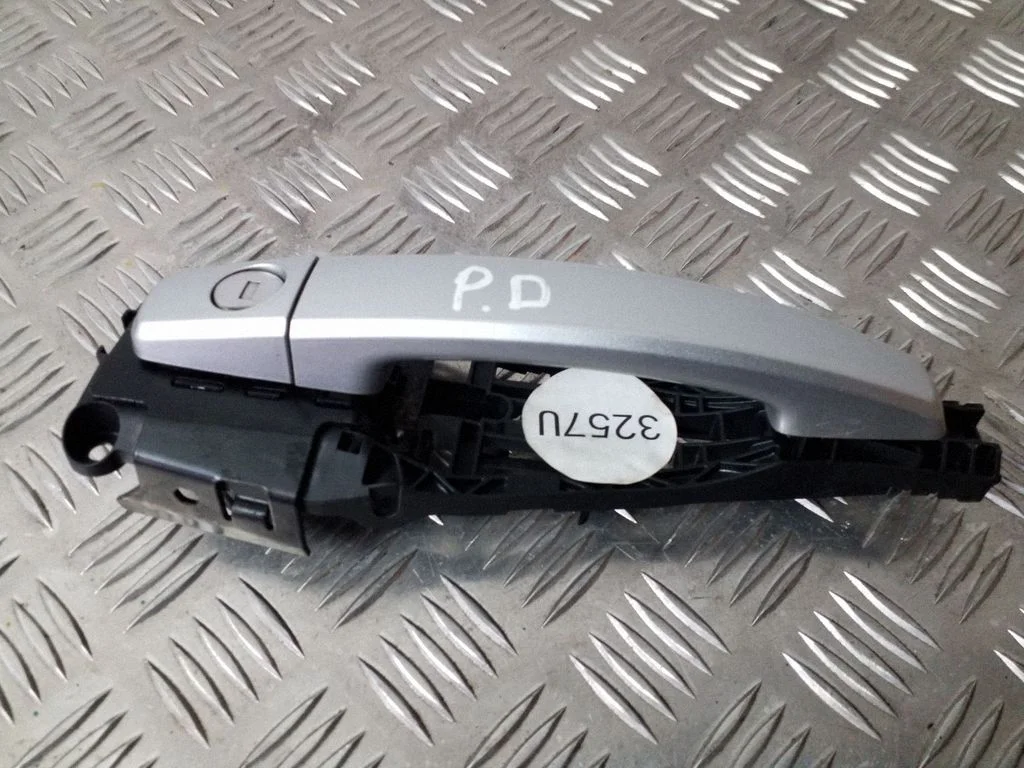 Klamka zewnętrzna drzwi przednich – prawa