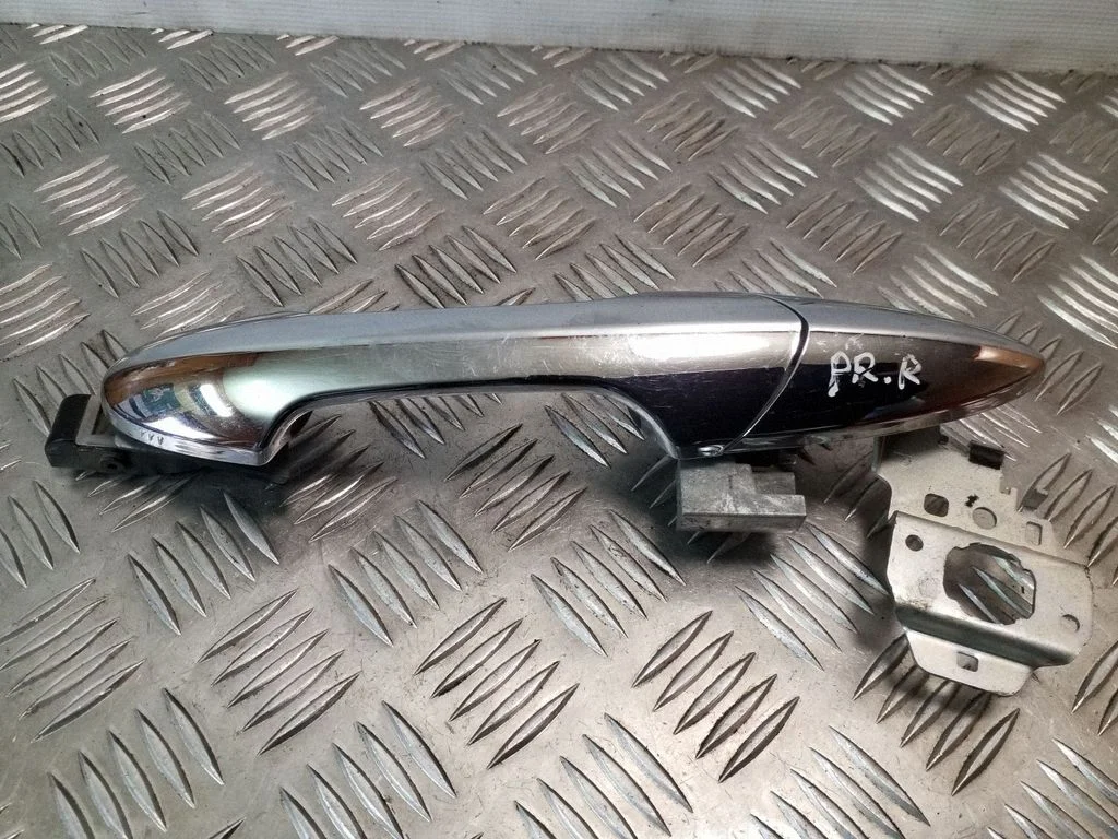 Front door exterior handle – right