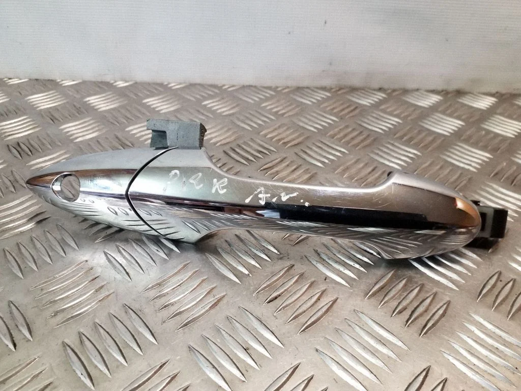 Front door exterior handle – right