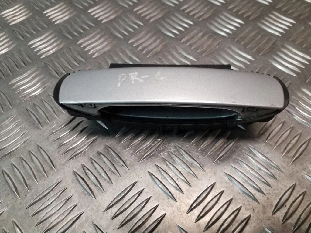 Klamka zewnętrzna drzwi przednich 4B0839885
