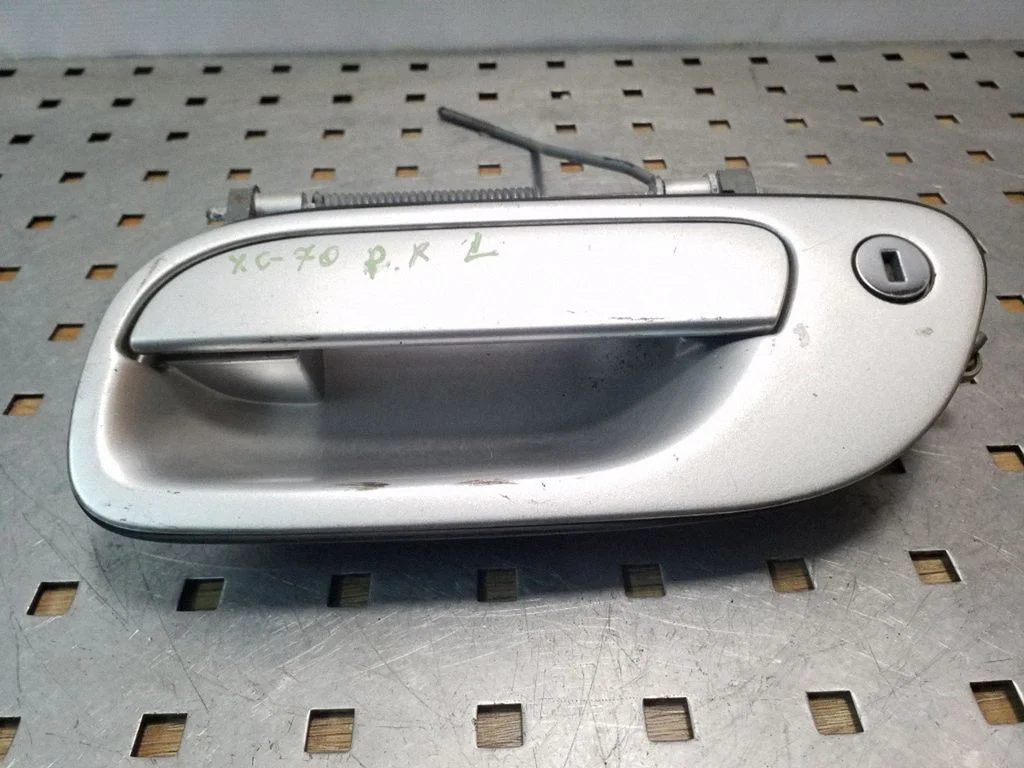 Front door exterior handle – front left