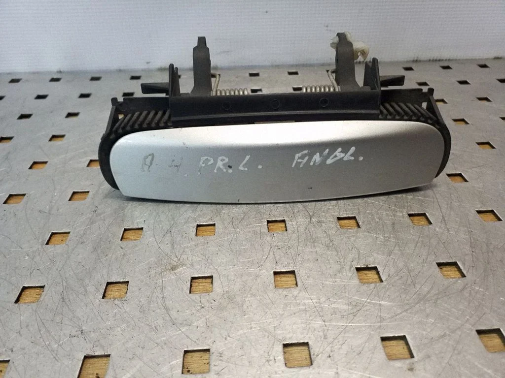 Klamka zewnętrzna drzwi przednich 4B0839885