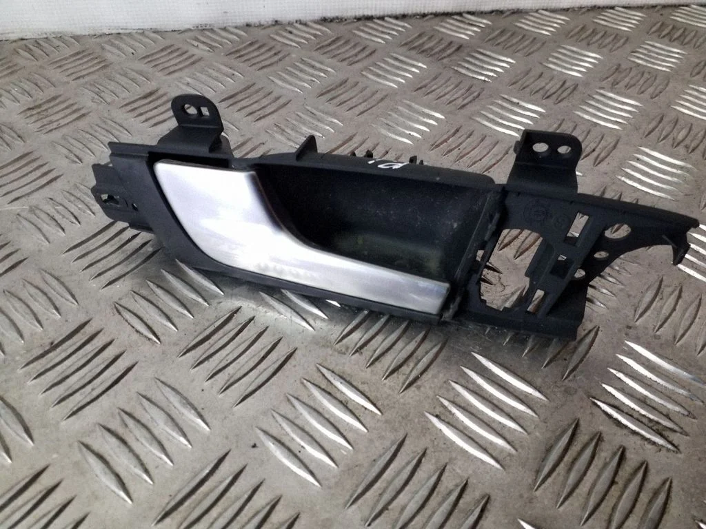 Front door interior handle – Audi A3 S3 8P (2003-2012)