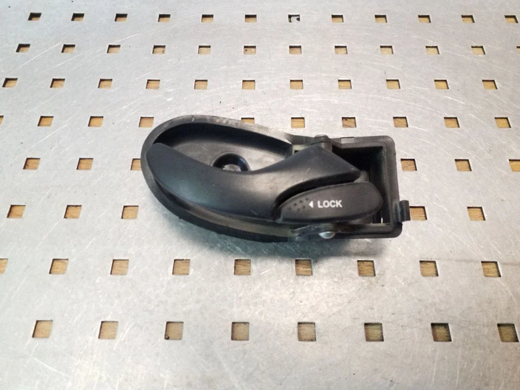 Klamka wewnętrzna drzwi przednich YC15V22600A