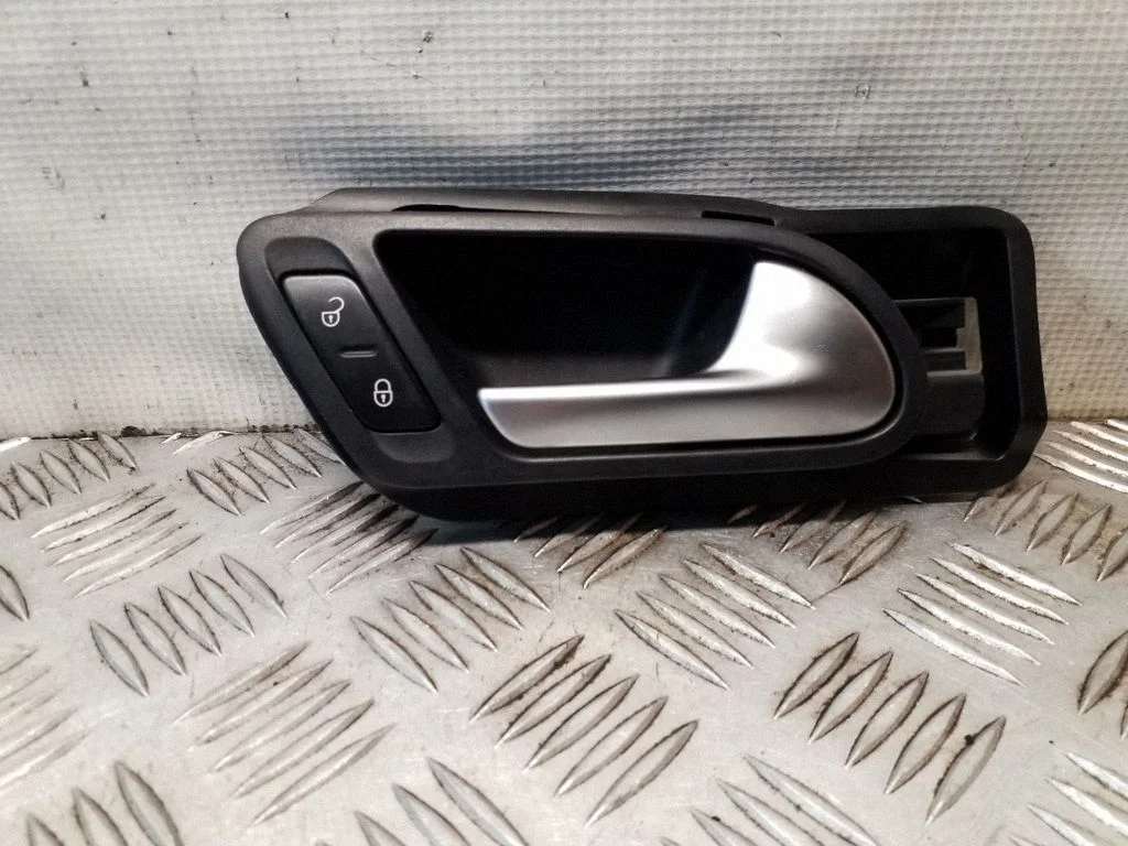 Front door interior handle – Volkswagen Tiguan (2007-2016)