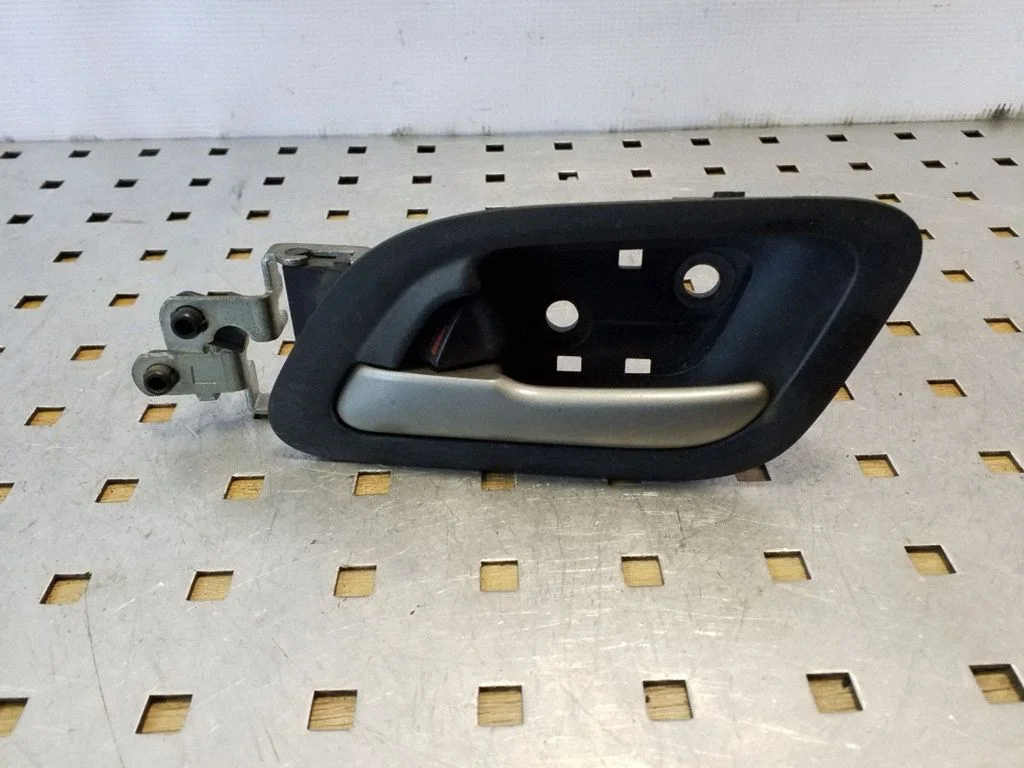Front door interior handle – front left