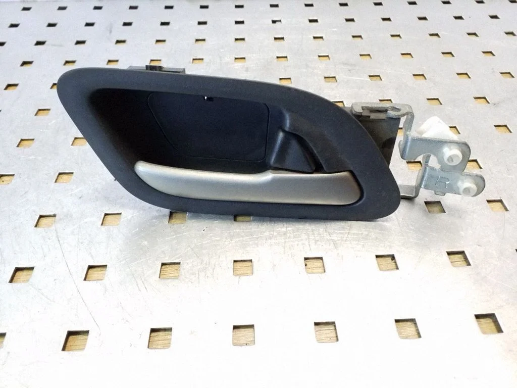 Front door interior handle – front right