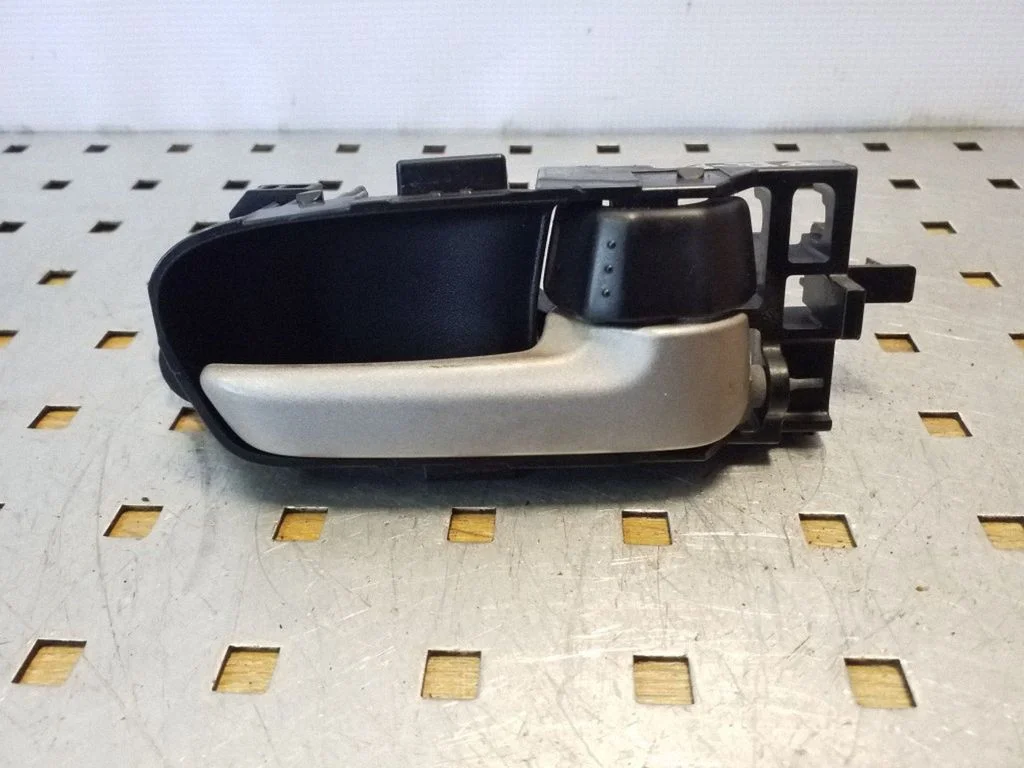 Front door interior handle – front right