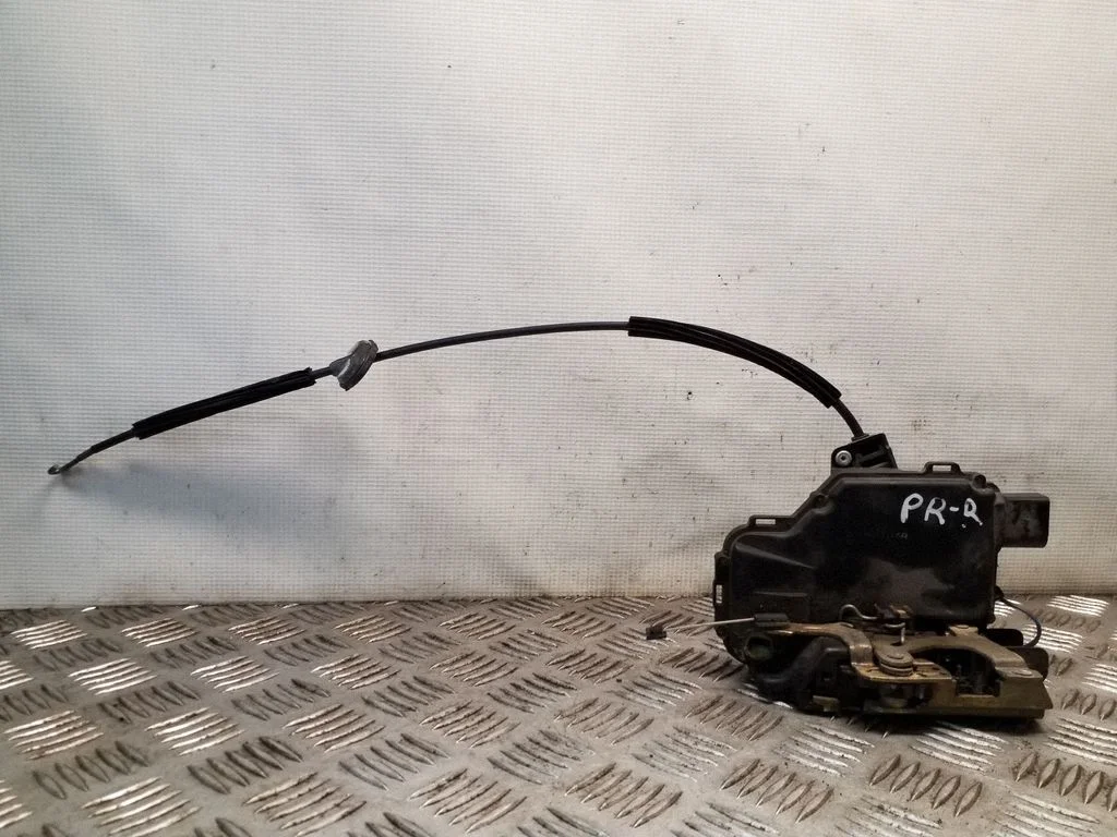 Front door lock – Volkswagen Passat B5 (1997-2000)
