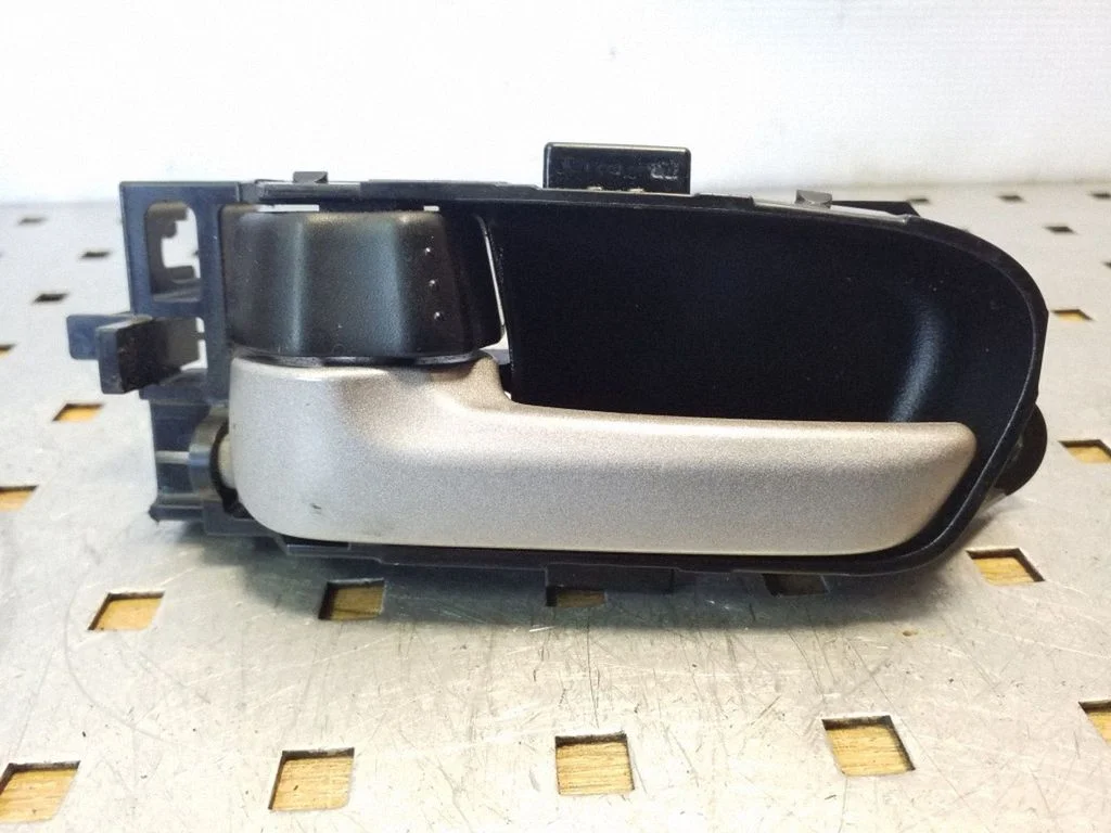 Front door interior handle – front left