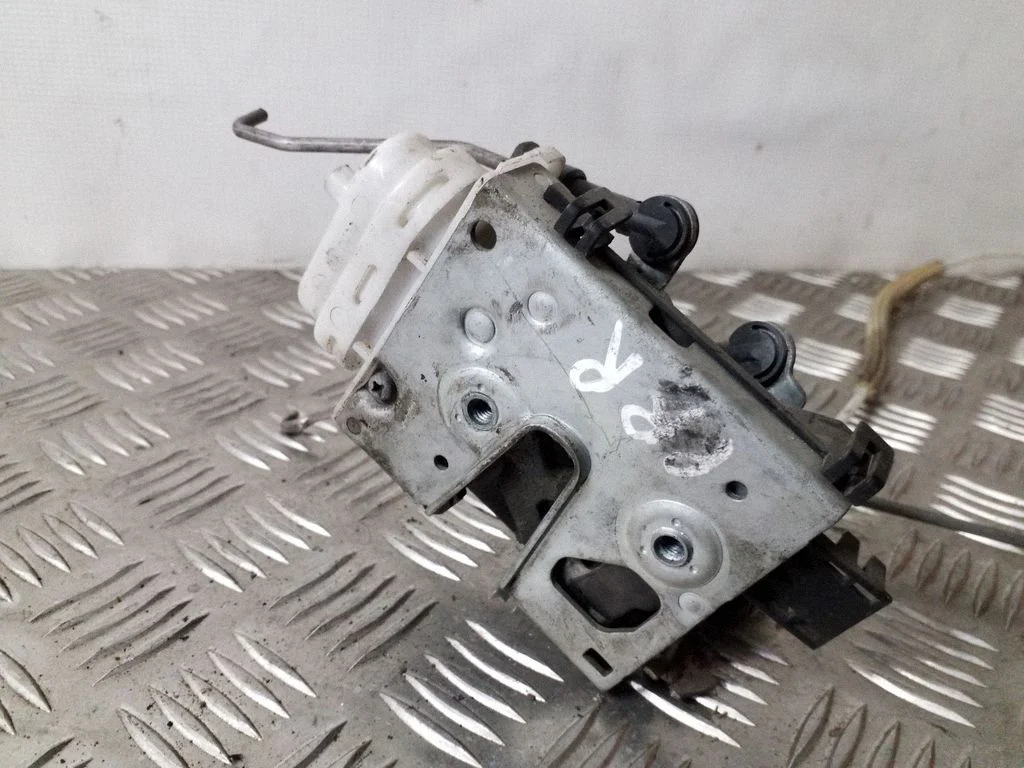 Esiukse lukk – Audi A6 S6 C4 4A (1994-1997)