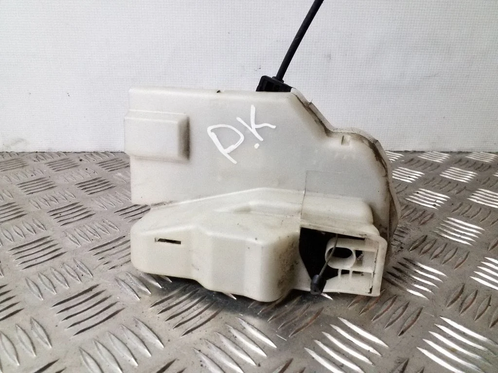 Priekšējo durvju slēdzene 3D2837015T